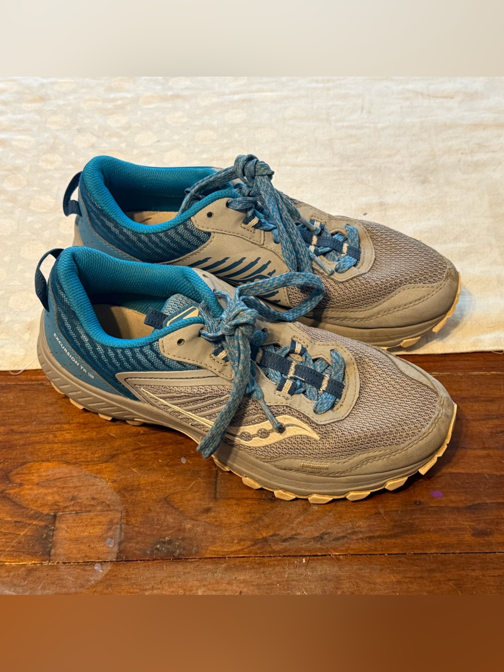 Saucony Womens Gray and Teal Trail Sneakers